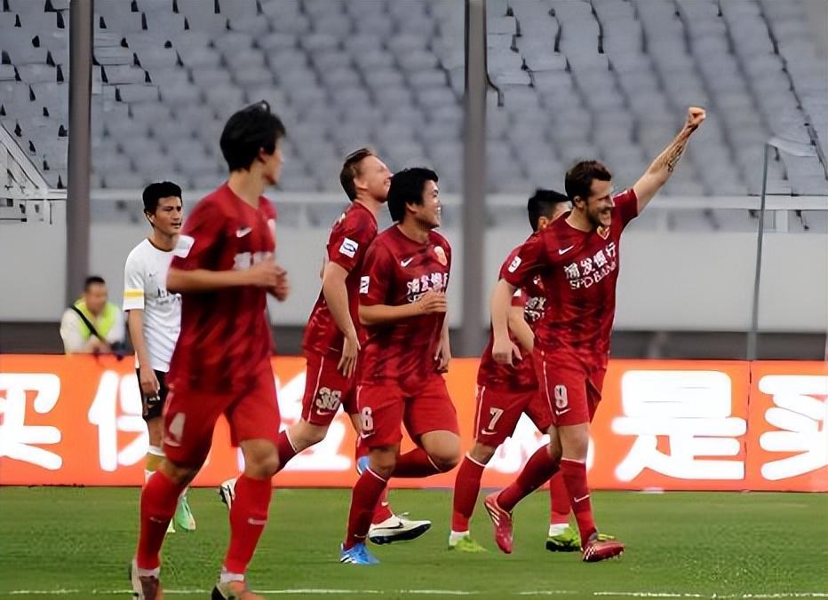 九游体育下载-上港冬训将迎来两位久违新星回归助阵，未来将挑大梁，值得期待